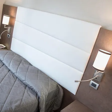 瑞真娜宫廷酒店 4*