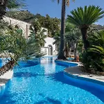 Reginna Palace مايوري